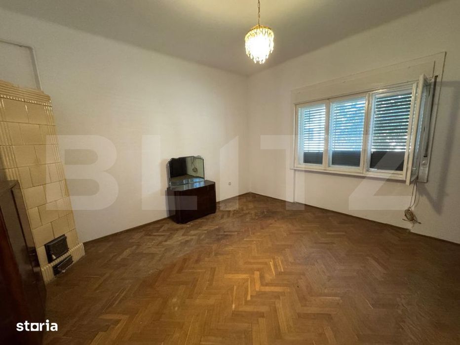Casa spatioasa cu 6 camere, teren 700 mp, garaj si terasa