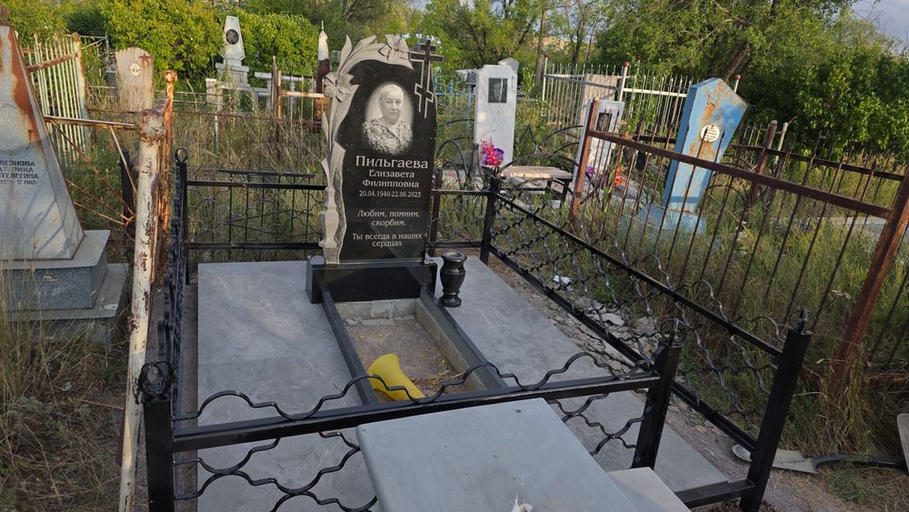 Памятники, ограды, благоустройство