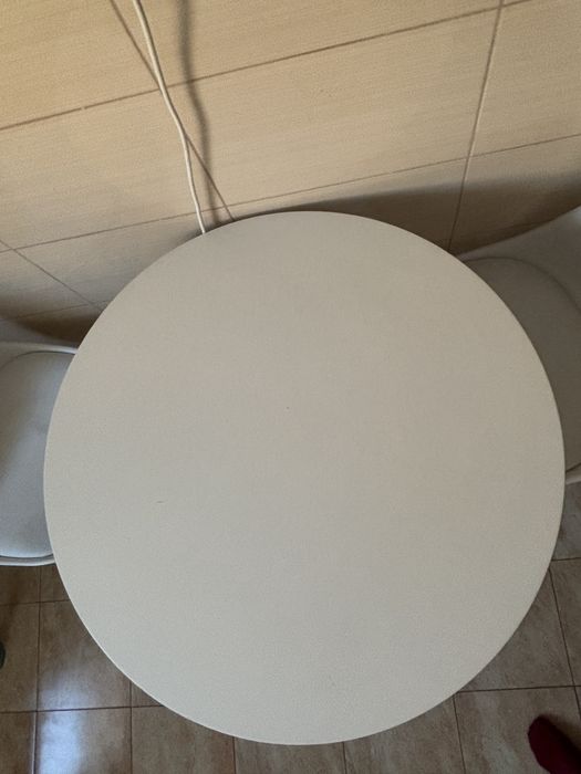 Masa si scaune albe