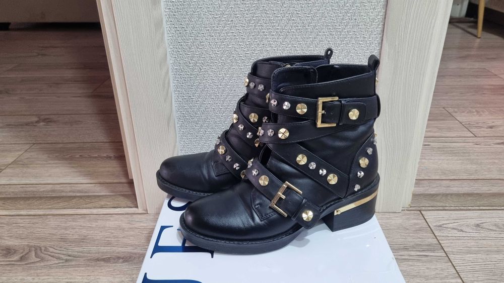 Стильные ботинки от GUESS