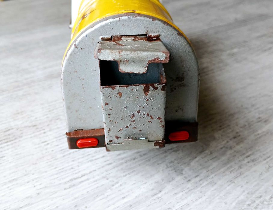 Старо ламаринено камионче