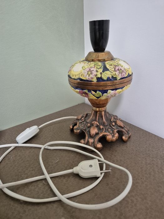 Lampă / Veioză veche din ceramică Majolică și bază metalică, stil Art Nouveau