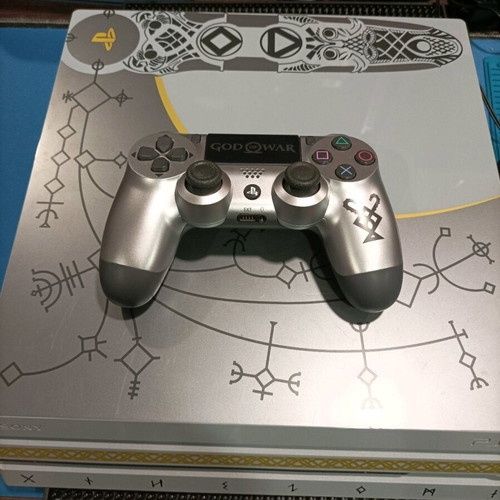 Плейстейшън 4 про God of War limited edition