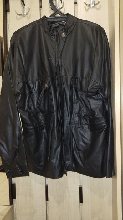 Подали ветровку кожаную, плащ демисезонный, в отличном состоянии..