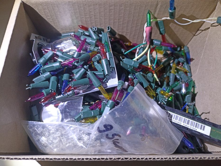 Продам коробку с лампочками