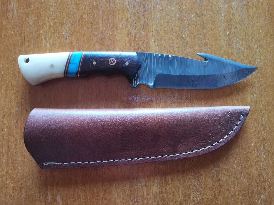 Красив ловен нож от дамаска стомана