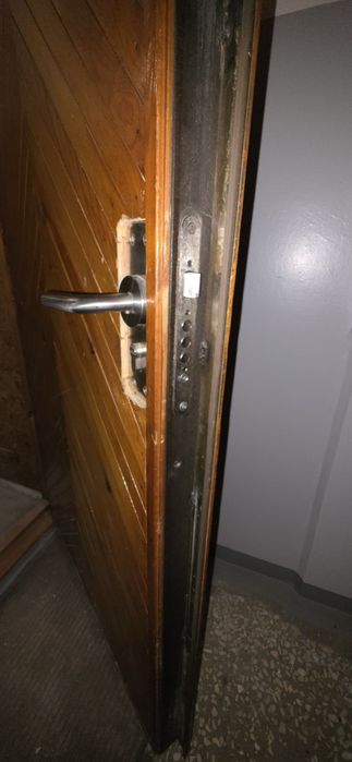 Продам железную дверь