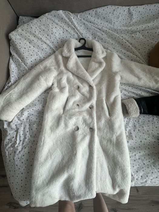 Белая длинная экошуба