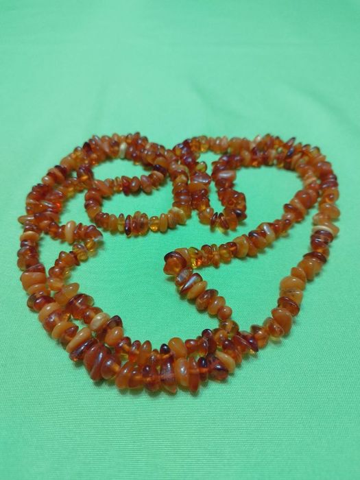 Продавам кехлибарена огарлица