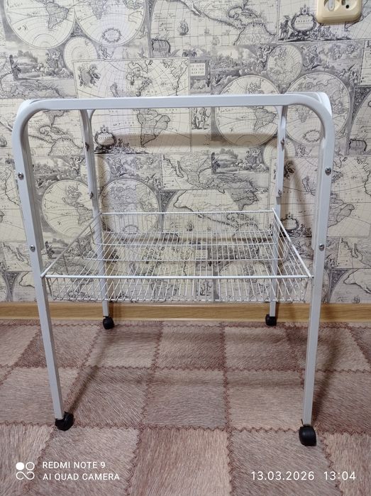 Клетка большая, на подставке.