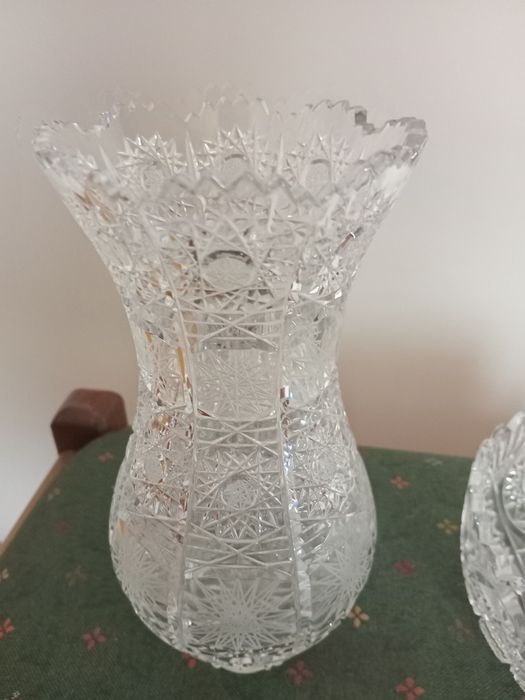 De vanzare o superba vaza cu o bomboniera