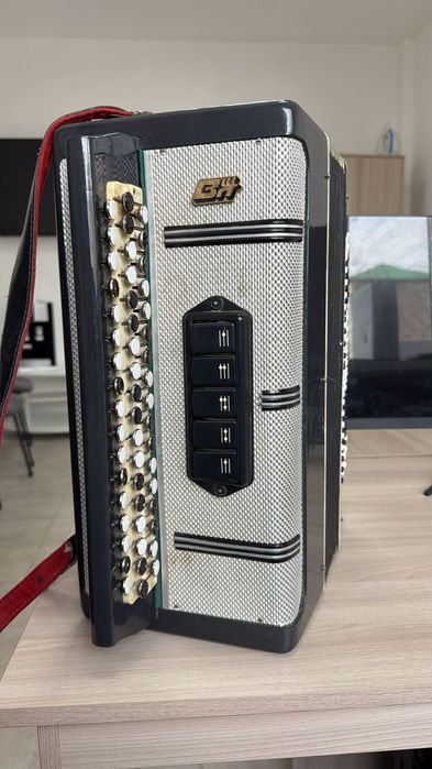 Продается баян с футляром