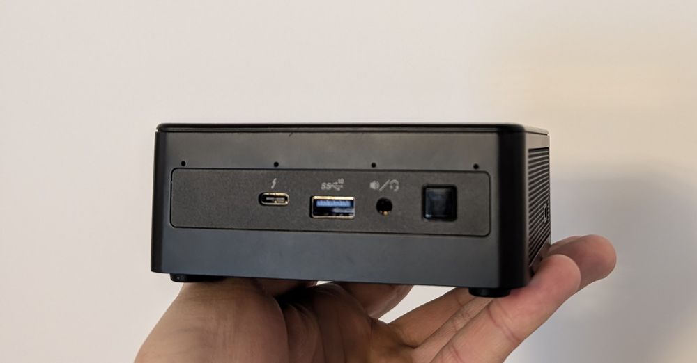 Intel NUC i3-1115G4, 16GB DDR4, ssd 256 + hdd 1TB
