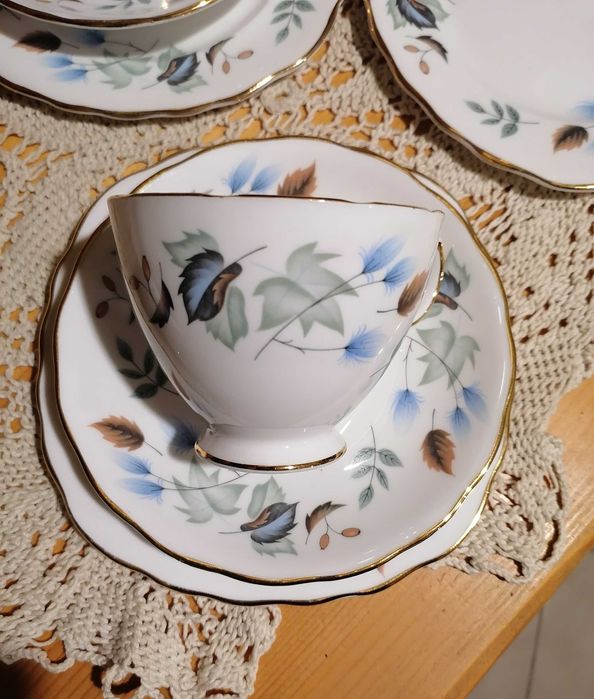 Прекрасен английски звънтящ порцелан от средата на миналия век