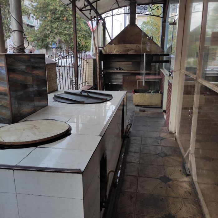 Чирчиқ шаҳри марказида ишлаб турган кафе сотилади.