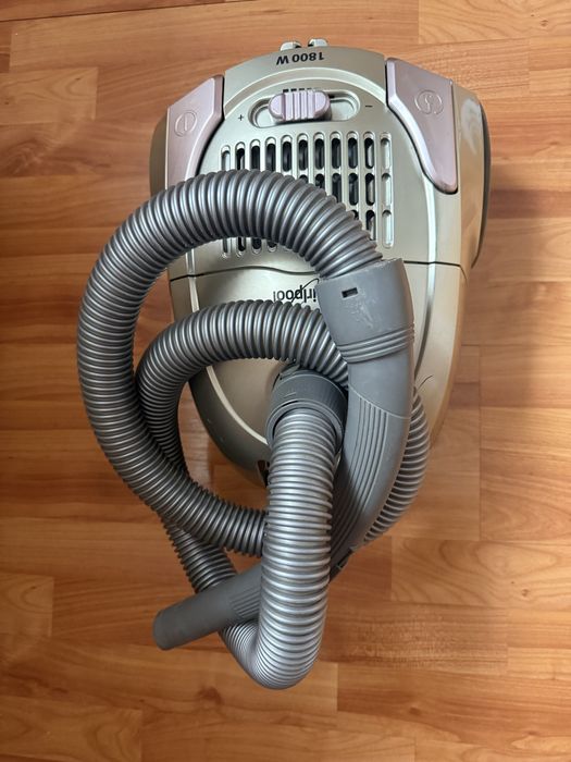 Se vinde aspirator whirlpool 1800w