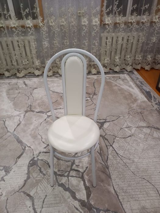 Продам новые стулья.