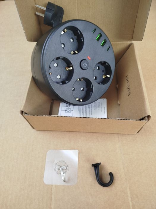 Кръгъл разклонител,с прибиращ се кабел 1,8м.