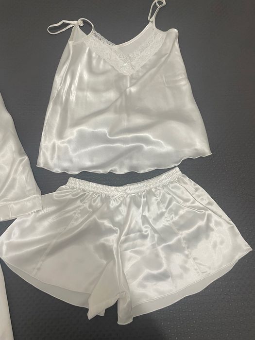 Бял сатенен комплект от три части