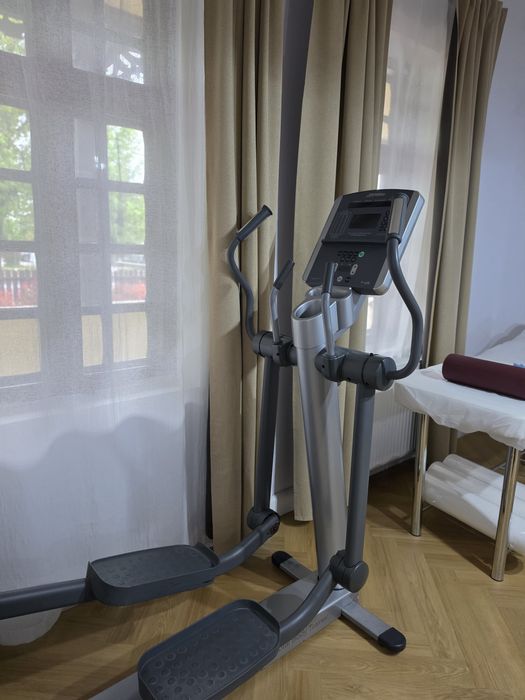 Aparat profesional - LifeFITNESS - Eliptic ca nou