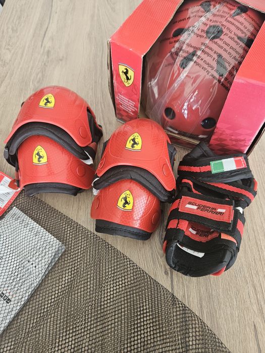 Детска каска Ferrari за тротинетка и скейтборд, S размер и наколенки