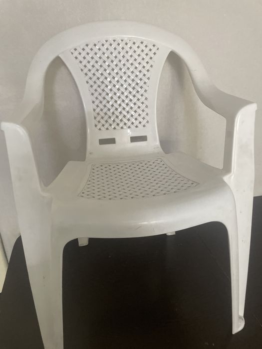 Пластиковый стул