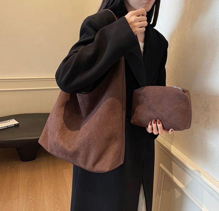 Трендовая сумка на магните с косметичкой