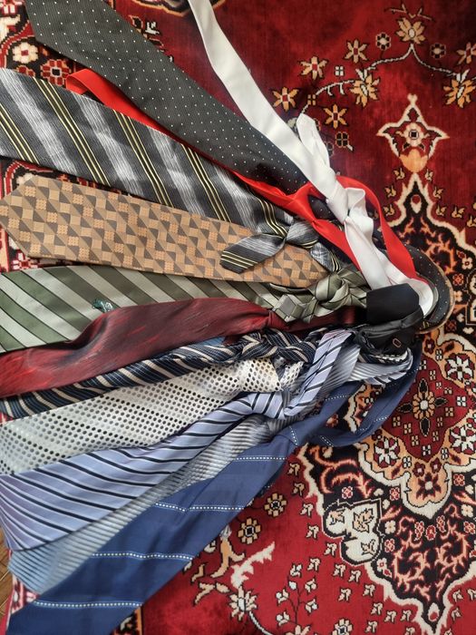 Отдам бесплатно галстуки