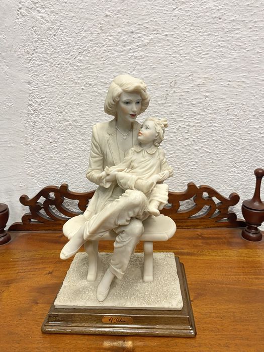 Италианска статуетка „Майка с дете“ A. Belcari, около 1980–1990 г.