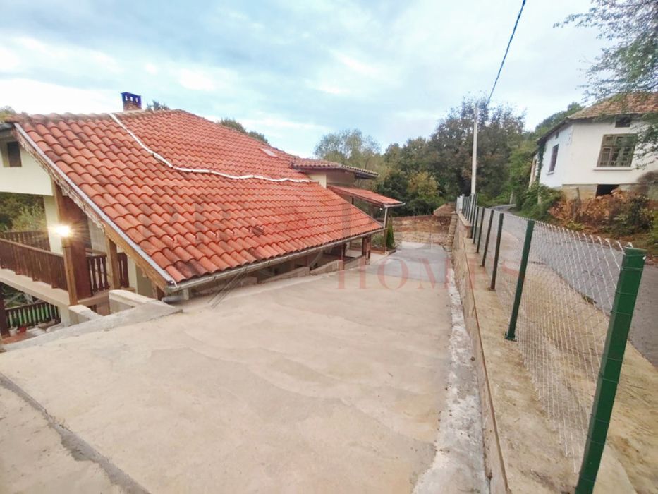 Продажба Къща гр. Трявна - с. Черновръх 250m² и двор 1990m²