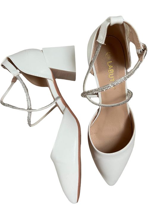 Белые туфли на удобном каблуке