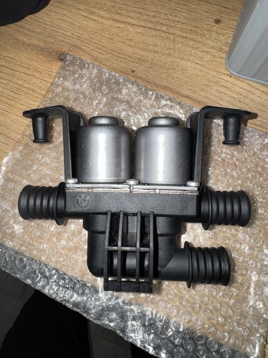 Нов оригинален клапан парно бмв е70