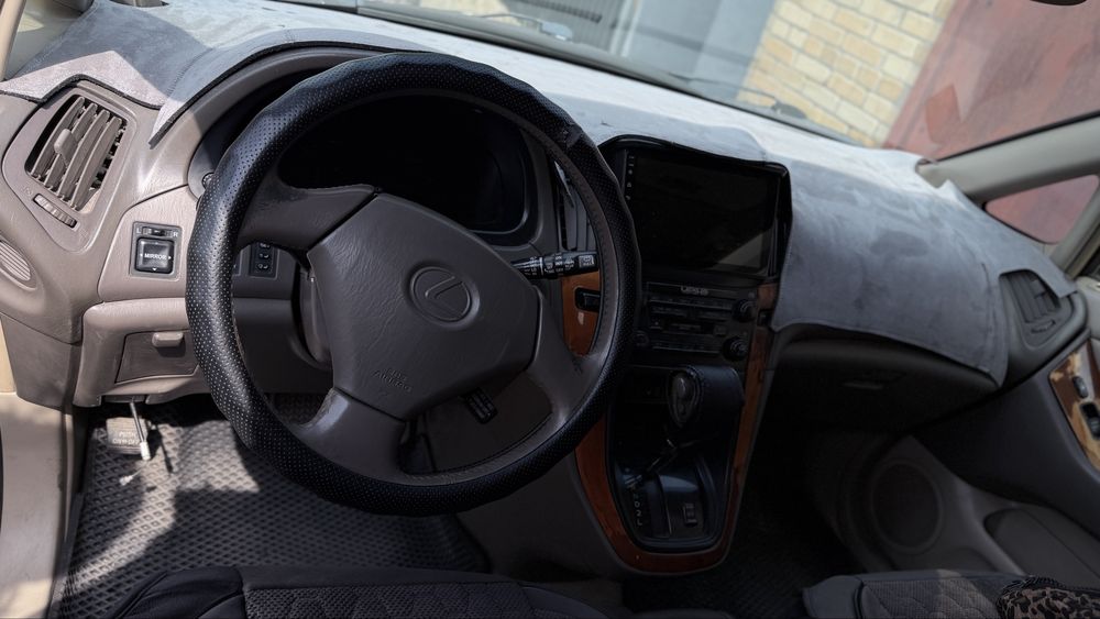 Продам машину ,  LEXUS RX 300