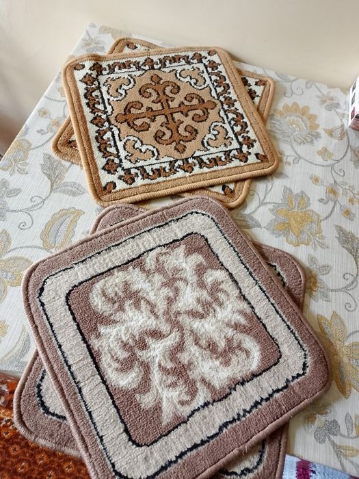 Сидушки вязаные цветные