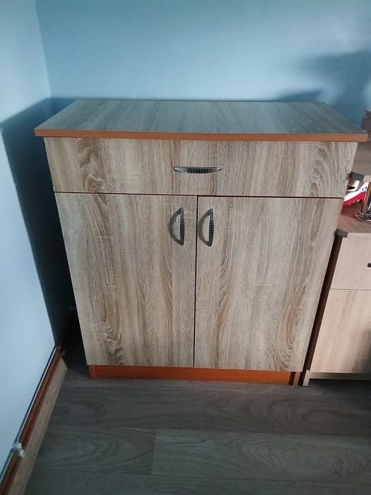 Vând birou și dulap mic