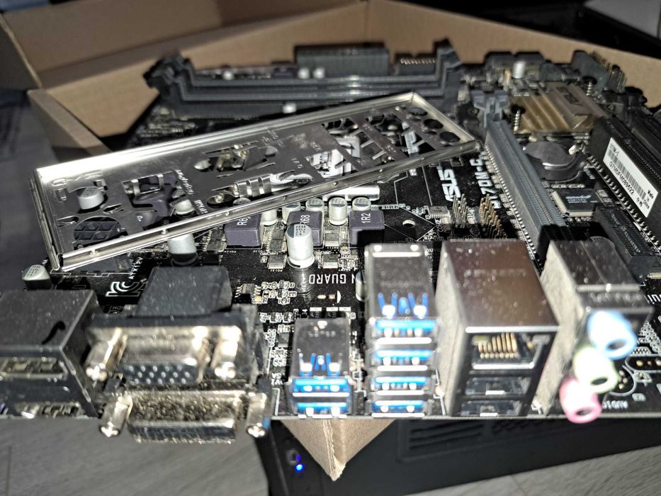 Placa de baza ASUS Q170M-C, socket 1151, suporta i3, i5 si i7 generatia 6 si 7, si 64Gb ddr4 (4xDDR4)
