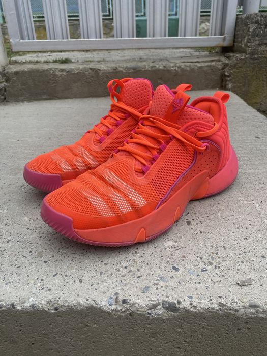 Vând pereche de Adidas Trae Young Unlimited