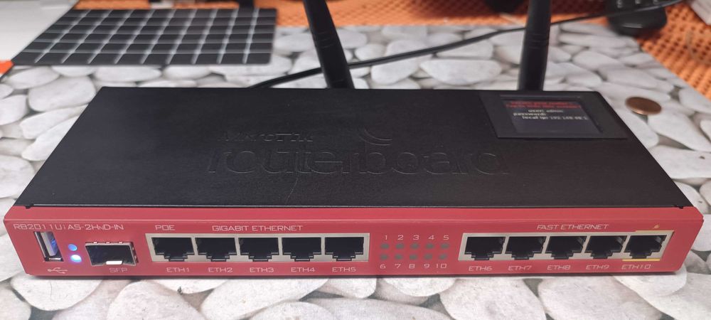Професионален рутер MikroTik RB2011UiAS-2HnD-IN с LCD ТЪЧСКРИЙН