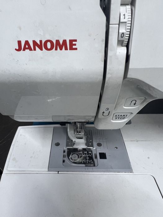 Продам машинку janome для пуговиц