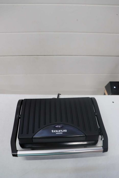 Taurus Amazing GR1700 - 700W електрическа машина за сандвичи, с незалепващи плочи за грил, черна