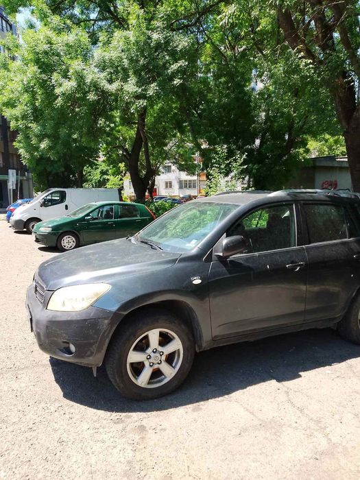 Продава RAV 4 с шум в двигателя