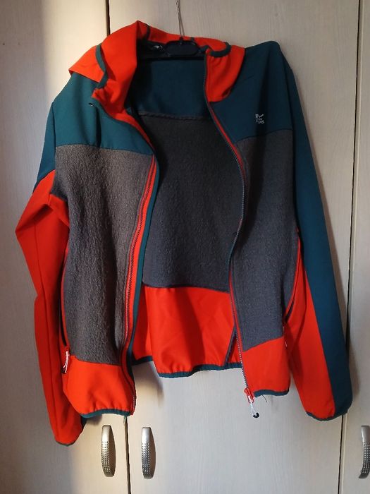 Страхотна ветровка много рядък модел много малко носена м размер