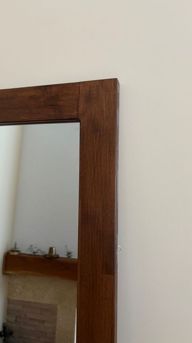 Vând oglinda cu rama lemn masiv