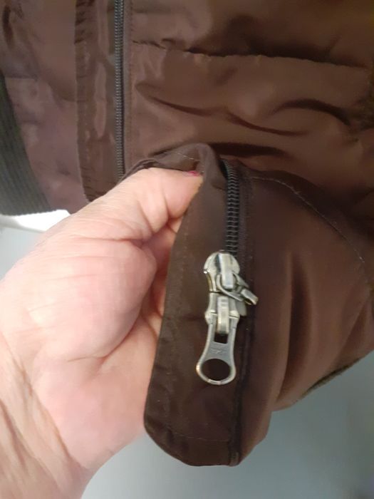 Vand geaca groasa de iarna.