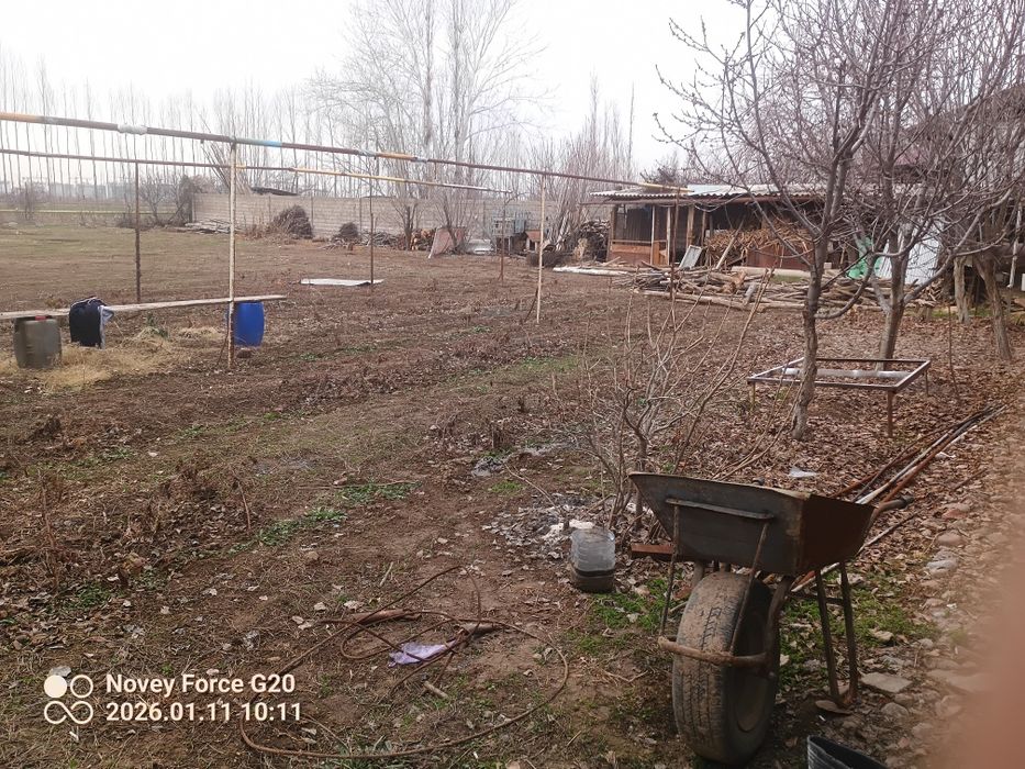 12сотих участка сотилади.Янгибозор жойлашган.