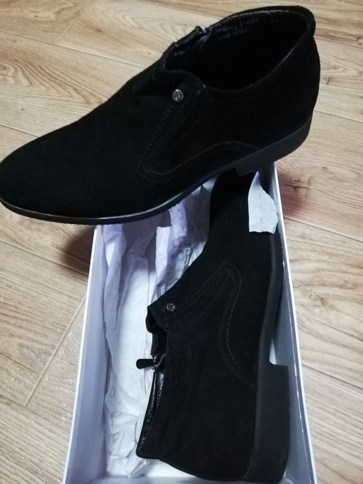 Продам осенние замшевые ботинки