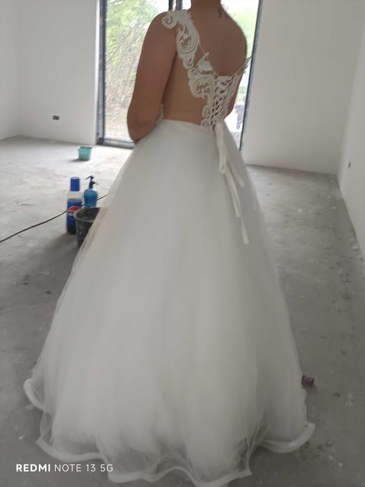 Rochie de mireasa stil prințesă/A-line cu cerc+ Costum Ginerica vișiniu mărimea M.