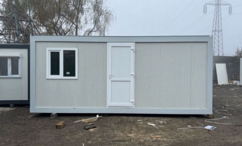 Case din panouri senwici și structura metalica