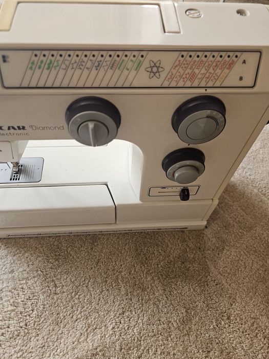 Електрическа портативна шевна машина.