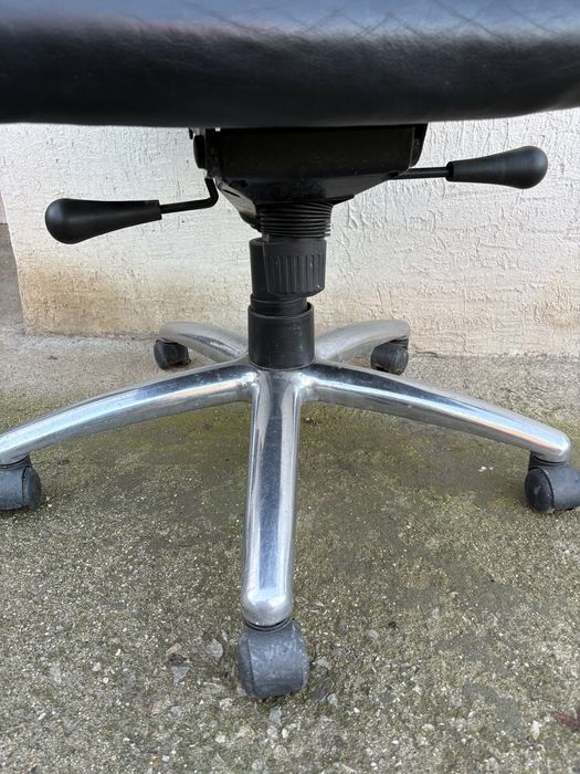 Офис стол , много удобен